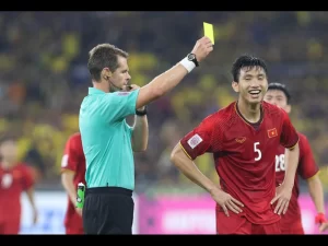 Ý nghĩa của thẻ vàng là gì trong bóng đá?